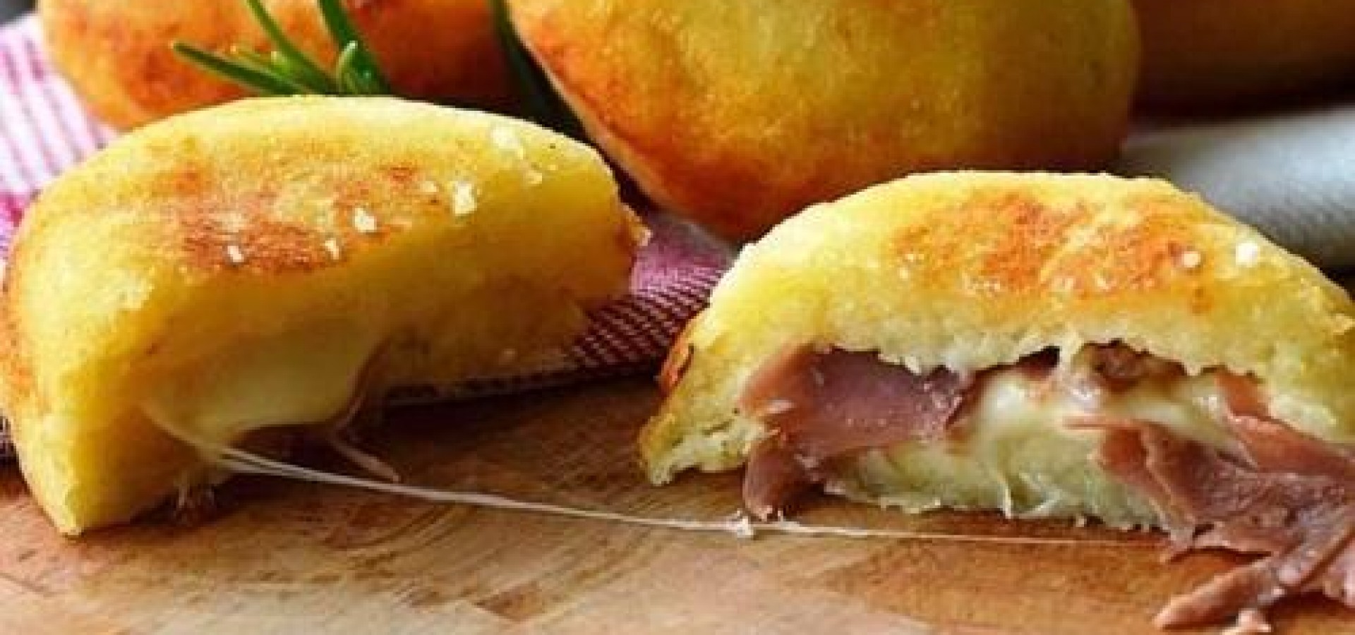 Μπόμπες πατάτας γεμισμένες με λιωμένο τυρί και ζαμπόν